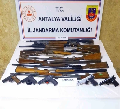Antalya&rsquo;da ruhsatsız silah operasyonu: 15 silah ele ge&ccedil;irildi
