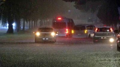 Antalya&rsquo;da sağanak yolları g&ouml;le d&ouml;nd&uuml;rd&uuml;, ara&ccedil;ların mahsur kaldığını g&ouml;ren diğer s&uuml;r&uuml;c&uuml;ler kaldırımlardan ilerledi
