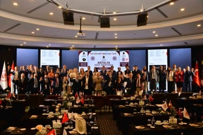 Antalya&rsquo;da sağlık turizmi zirvesine 100&rsquo;den fazla &uuml;lkeden katılım
