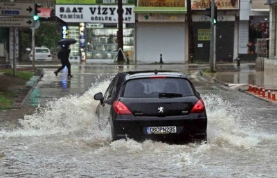 Antalya&rsquo;da &rsquo;Sarı Kod&rsquo; uyarısı: R&ouml;garlar taştı, telef olmuş dana kıyıya vurdu
