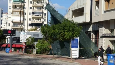 Antalya&rsquo;da şiddetli r&uuml;zgar inşaat iskelesini yerinden s&ouml;kt&uuml;
