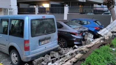 Antalya&rsquo;da şiddetli r&uuml;zgarda halı sahanın tavanı &ccedil;&ouml;kt&uuml;
