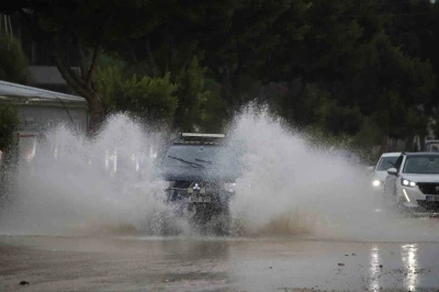 Antalya&rsquo;da şiddetli yağış hayatı olumsuz etkiledi
