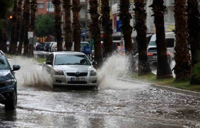 Antalya’da şiddetli yağış ve yıldırımlar etkili oldu
