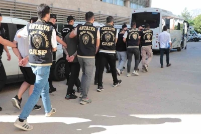Antalya’da silahlı suç örgütüne eş zamanlı operasyon: 7 gözaltı
