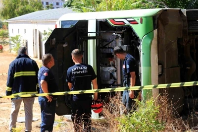 Antalya’da sürücüsü direksiyon başında rahatsızlanan elektrikli otobüs devrildi, sürücü hayatını kaybetti
