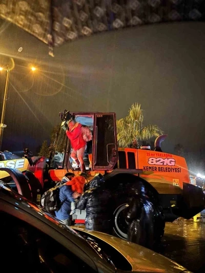 Antalya&rsquo;da taşkında evlerinde mahsur kalan 4 &ccedil;ocuk ve yaşlı kadın pansiyona yerleştirildi
