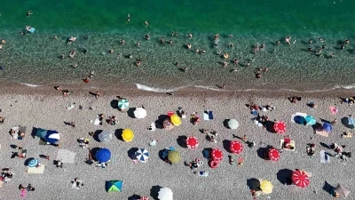 Antalya&rsquo;da termometreler 41 dereceyi g&ouml;sterdi, hissedilen sıcaklık bunalttı
