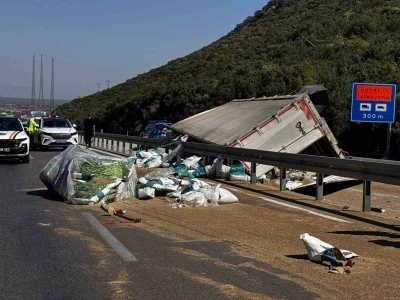 Antalya’da tır devrildi, ortalık savaş alanına döndü: Genç sürücü hayatını kaybetti
