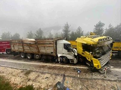 Antalya&rsquo;da tır ile kamyon kafa kafaya &ccedil;arpıştı: 1 &ouml;l&uuml;, 1 ağır yaralı
