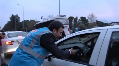 Antalya&rsquo;da trafikte kalan vatandaşlara "İftara 5 Kala" s&uuml;rprizi
