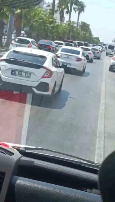 Antalya’da trafikte sıkışan ambulans hastayı güçlükle hastaneye ulaştırdı
