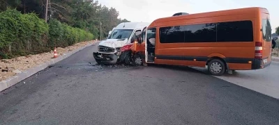 Antalya&rsquo;da tur minib&uuml;sleri &ccedil;arpıştı, 13 turist yaralandı

