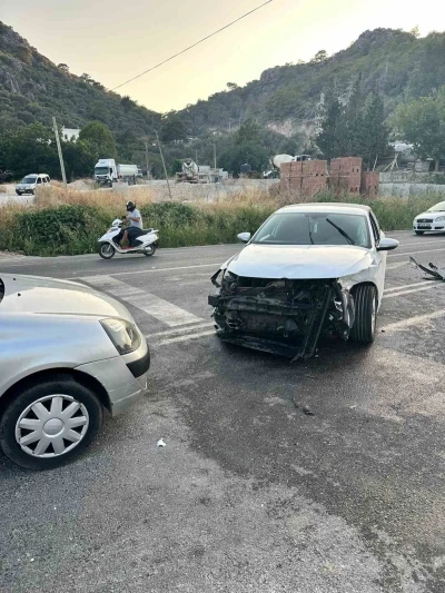 Antalya’da üç aracın karıştığı kazada 7 kişi yaralandı
