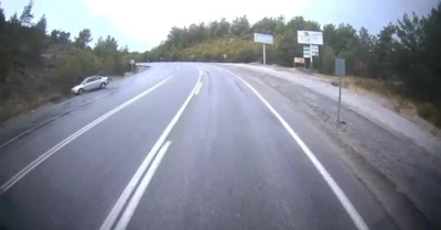 Antalya’da yağış nedeniyle kayganlaşan yolda otomobil takla attı: 2 yaralı
