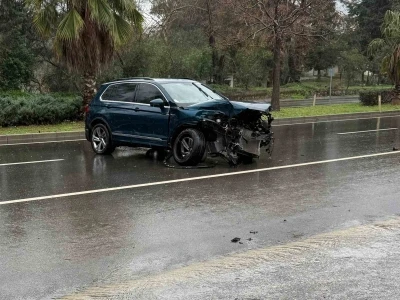 Antalya&rsquo;da yağışlı havada kaza ucuz atlatıldı
