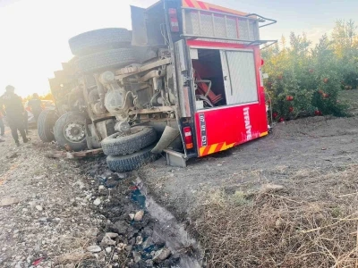 Antalya’da yangına giden itfaiye aracı devrildi: 2 yaralı
