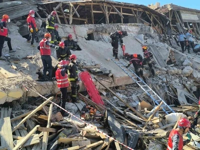 Antalya’da yıkımı gerçekleşen riskli yapı enkazında deprem tatbikatı
