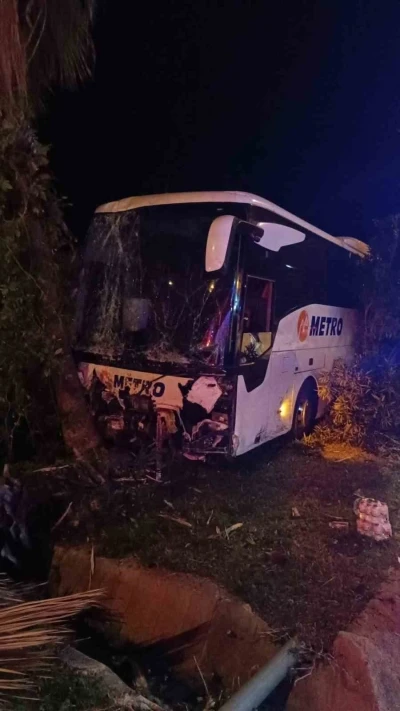 Antalya’da yolcu otobüsü refüjdeki ağaç ve aydınlatma direğine çarptı: 3 yaralı
