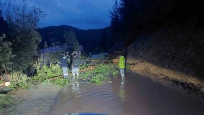Antalya G&uuml;ndoğmuş&rsquo;ta dereler taştı, piknik alanları su altında kaldı
