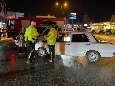 Antalya iki otomobilin &ccedil;arpıştığı ve 3 kişinin yaralandığı kaza anı kamerada
