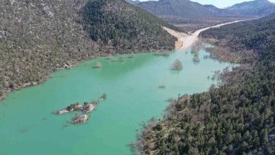 Antalya-Konya karayolunda son durum dron ile g&ouml;r&uuml;nt&uuml;lendi: 4 kilometrelik kısım sular altında
