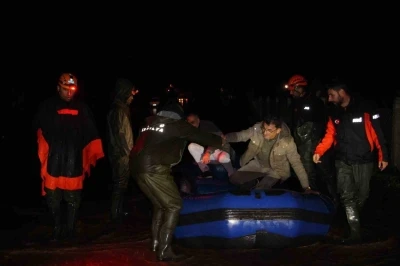 Antalya Kumluca&rsquo;da sağanak yağış tarım arazilerini sular altında bıraktı, ara&ccedil;ta mahsur kalan s&uuml;r&uuml;c&uuml; botla kurtarıldı
