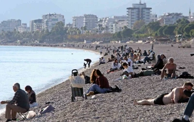 Antalya’nın gecesi kış, gündüzü yaz: &quot;Akşam soba yaktık, gündüz güneşleniyoruz&quot;
