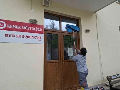 Antalya&rsquo;nın Kemer il&ccedil;esinde  bayram &ouml;ncesi camilerde temizlik seferberliği
