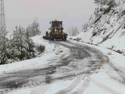 Antalya&rsquo;nın y&uuml;ksek kesimlerinde karla m&uuml;cadele &ccedil;alışması

