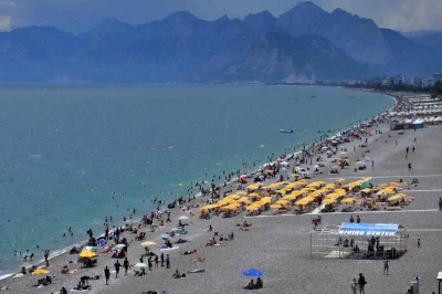 Antalya sahillerinde bayram yoğunluğu ikinci g&uuml;nde artarak devam etti
