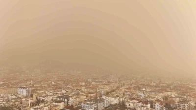 Antalya semaları kahverengiye b&uuml;r&uuml;nd&uuml; Sahra &Ccedil;&ouml;l&uuml; &uuml;zerinden gelen toz taşınımı &ccedil;amur olup yağdı

