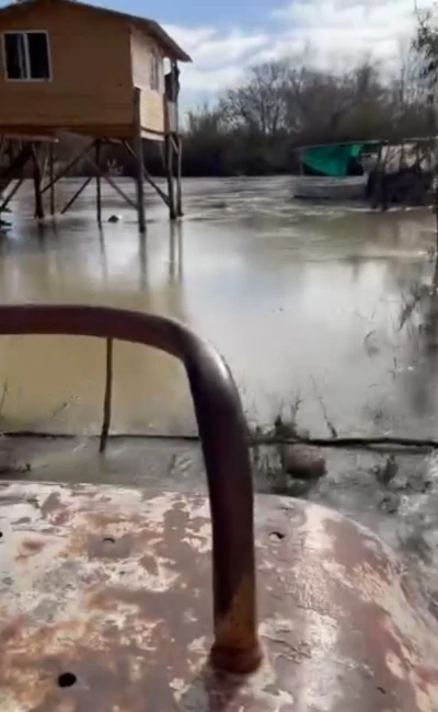 Antalya Serik&rsquo;te taşan ırmak suları tarım arazileri ve caddeleri sular altında bıraktı
