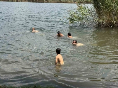 Antalya sıcağından kaçanlar, 1700 rakımlı turkuaz renkli Dipsiz Göl’de serinliyor
