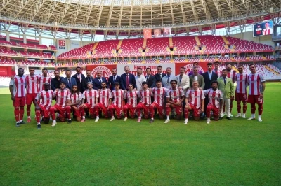 Antalyaspor, yeni transferlerini ve A takıma yükselen genç oyuncularını taraftara tanıttı
