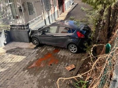 Apartman bah&ccedil;esine d&uuml;şen ara&ccedil;ta 4 kişi yaralandı
