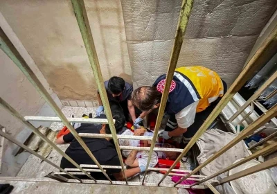 Apartman boşluğuna d&uuml;şen vatandaşı itfaiye kurtardı
