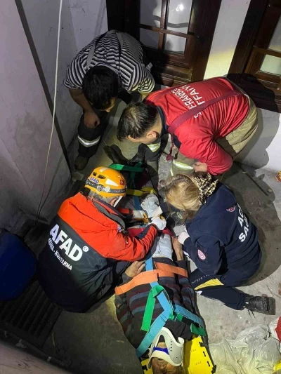 Apartman boşluğuna düşerek yaralanan yaşlı adamı ekipler kurtardı
