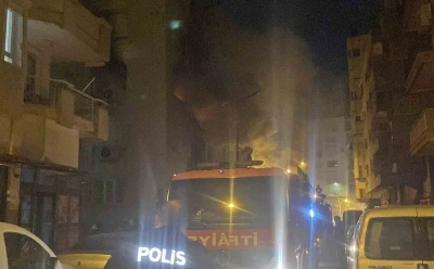 Apartman dairesi k&uuml;le d&ouml;nd&uuml;, ev sahibi komşuların yardımıyla evden &ccedil;ıkartıldı
