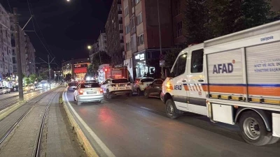 Apartmanda &ccedil;ıkan yangında dumanlar daireleri sardı, bina tahliye edildi
