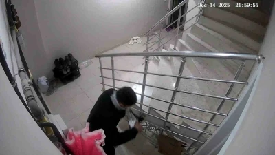 Apartmandan ayakkabı hırsızlığı kameraya yansıdı
