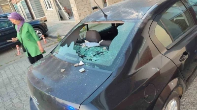 Apartmanın 5. kat balkonundan kopan beton par&ccedil;aları park halindeki otomobilin &uuml;st&uuml;ne d&uuml;şt&uuml;
