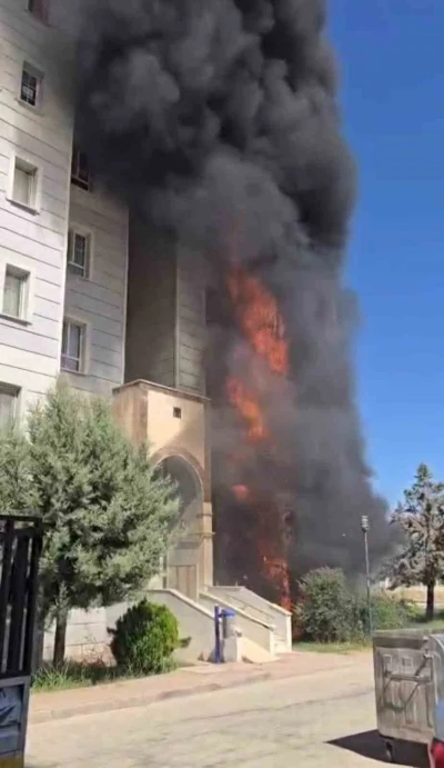 Apartmanın giriş katında yangın çıktı
