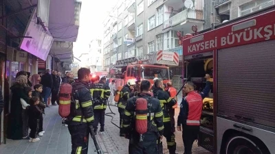 Apartmanın koridorunda çıkan yangın paniğe neden oldu
