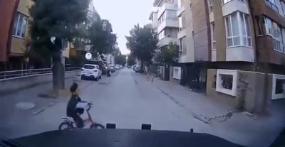 Ara sokaktan biranda &ccedil;ıkan &ccedil;ocuğa &ccedil;arpmak &uuml;zereyken son anda durdu

