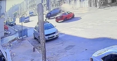 Ara sokaktan &ccedil;ıkan otomobilin &ccedil;arptığı hafif ticari ara&ccedil; yan yattı
