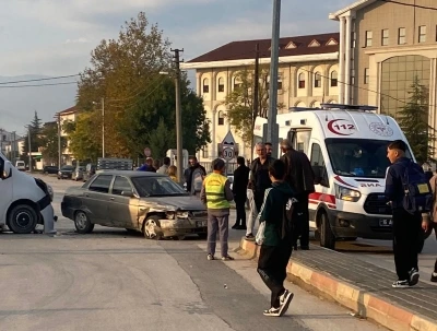 Ara sokaktan çıkan servis kazaya sebep oldu: 1 yaralı
