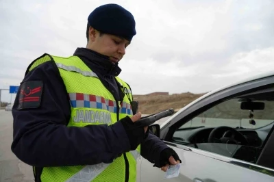 Ara tatil bayramla birleşti, s&uuml;r&uuml;c&uuml;ler erken yola &ccedil;ıktı: 43 ilin ge&ccedil;iş noktasında denetimler artırıldı
