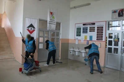 Ara tatilde okulların bakımlarını y&uuml;k&uuml;ml&uuml;ler yapıyor
