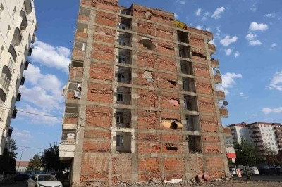 Araba geçerken bile sallanıyor: Yıkım esnasında ağır hasara dönüşen binanın sakinleri adına ’tam yargı’ davası açıldı
